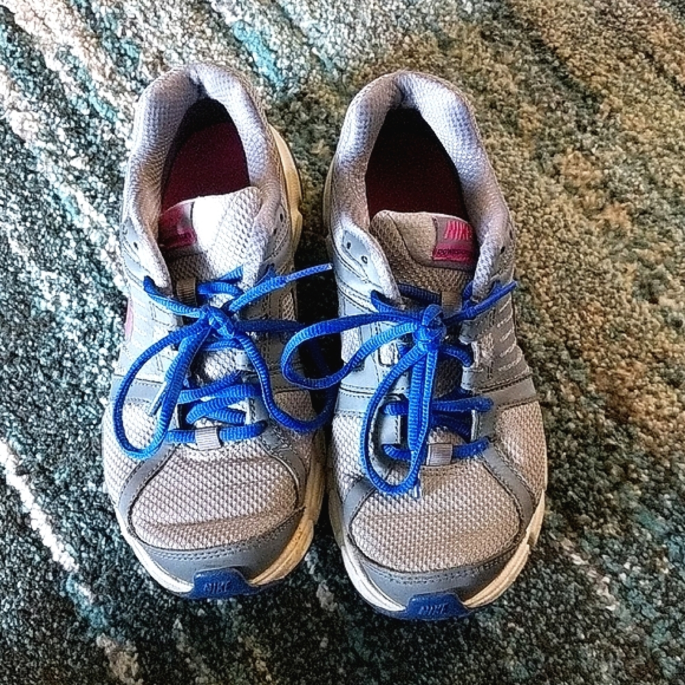 EUC Sz 7 Nikes Running/Tennish shoes sneakers